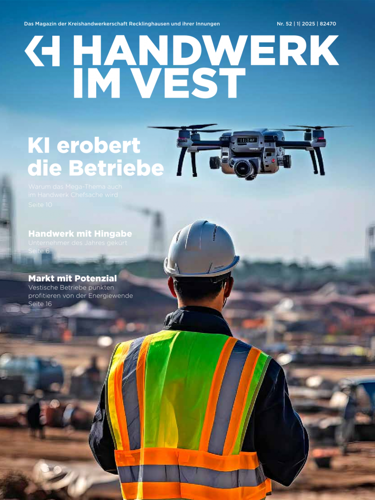 Ein Bauarbeiter mit Schutzhelm und Warnweste steht auf einer Baustelle und blickt auf eine Drohne, die über ihm schwebt. Das Bild symbolisiert den Einzug moderner Technologien wie Künstliche Intelligenz und Drohneneinsatz in das Handwerk. Im Hintergrund sind Baustellenfahrzeuge und Erdarbeiten zu erkennen, was den industriellen Charakter der Szene unterstreicht.